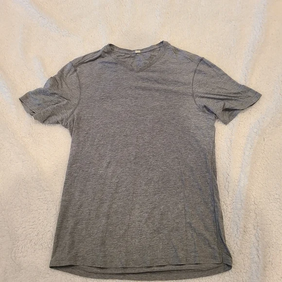 3 Small Shirts Under Armour And Lululemon - Picture 6 of 10